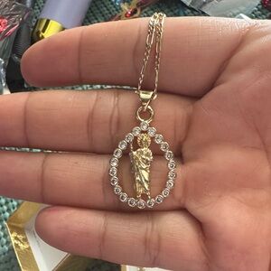 Elegant Gold Pendant Necklace